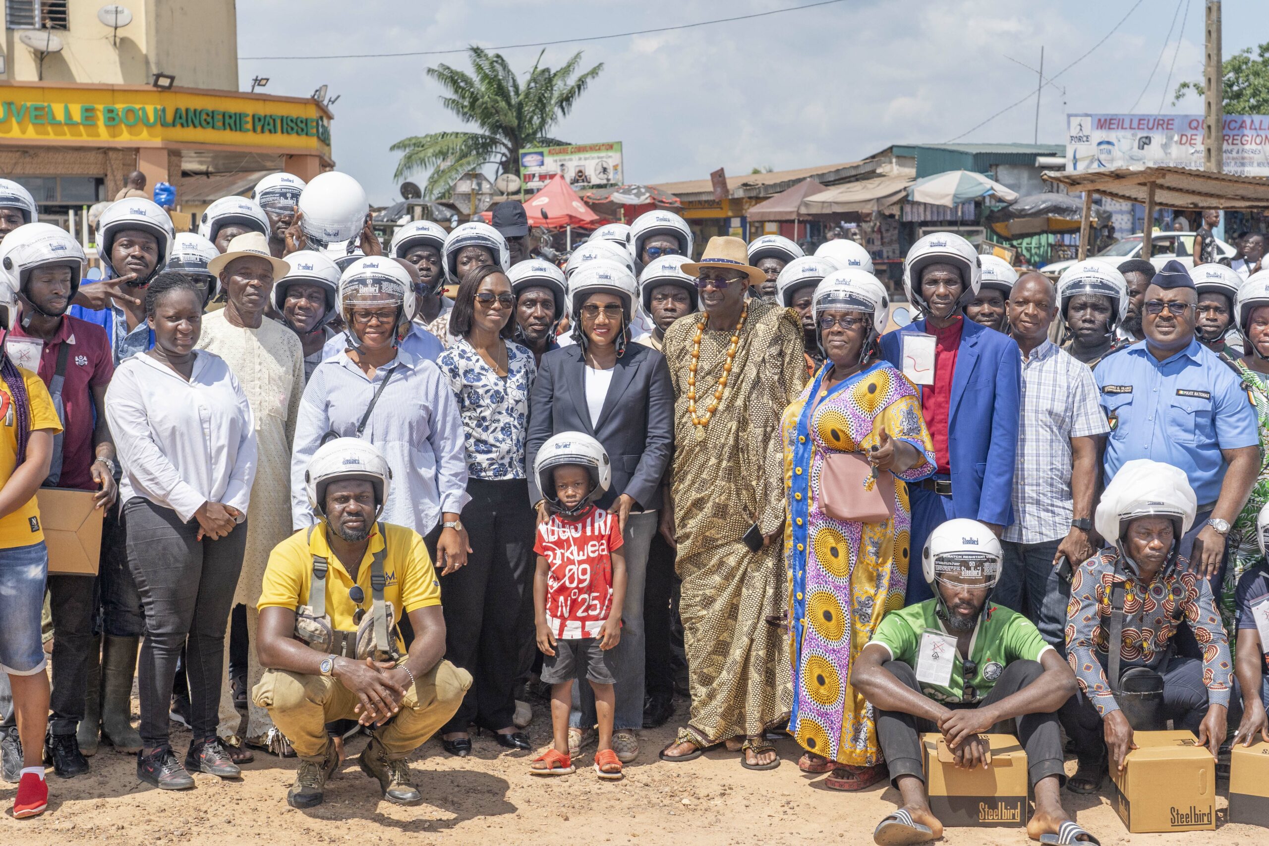 Adzopé – TotalEnergies et la Mairie unies pour la sécurité routière : 200 casques offerts dans le cadre de l’opération « Un casque, une vie »