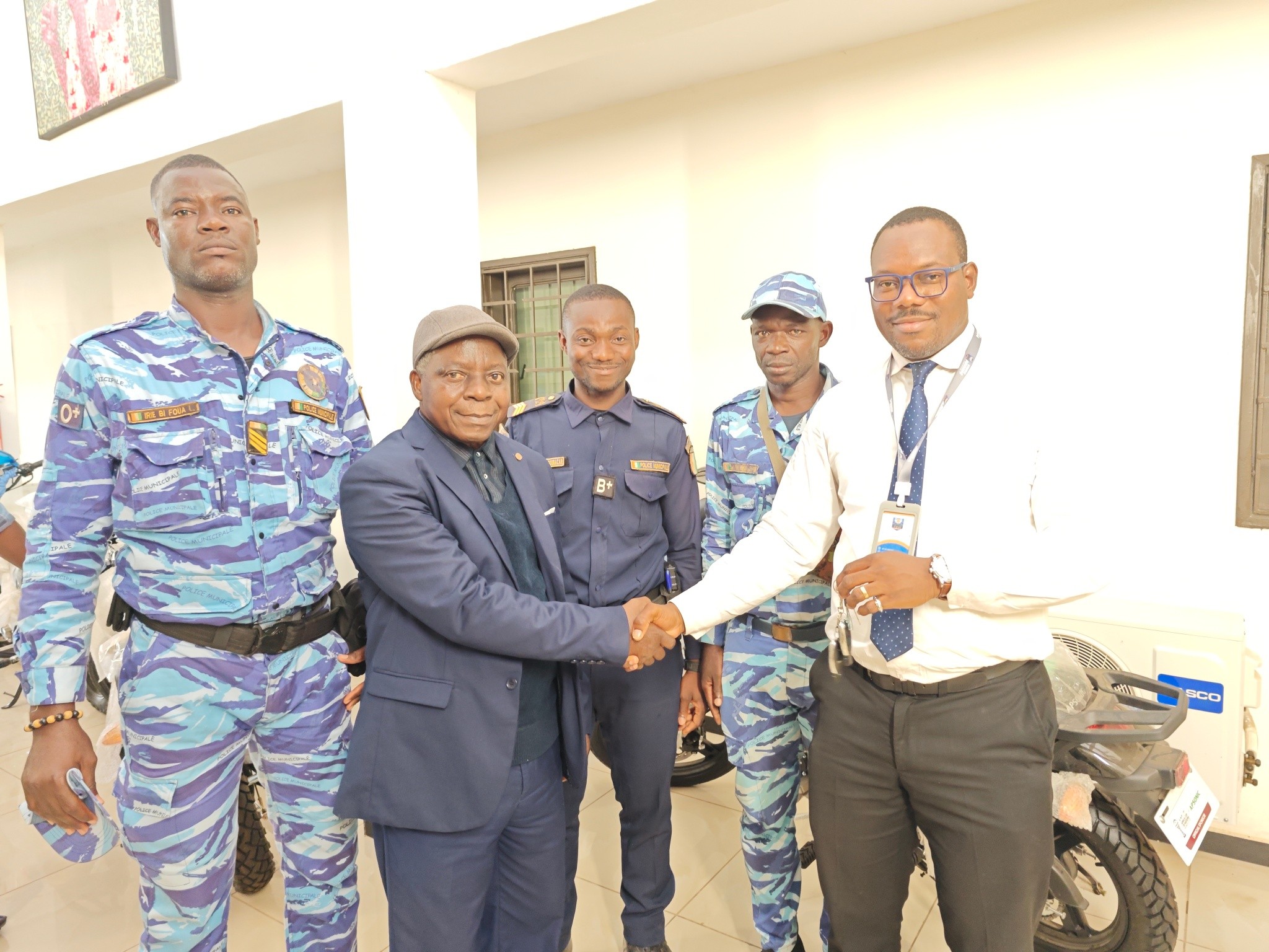 Adzopé : la mairie renforce la mobilité de ses services avec de nouvelles motos